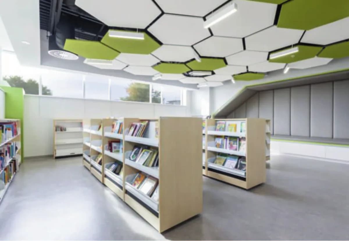 Feltro IS HEX / HEXO Šešiakampė akustinė lubų sala – interjere