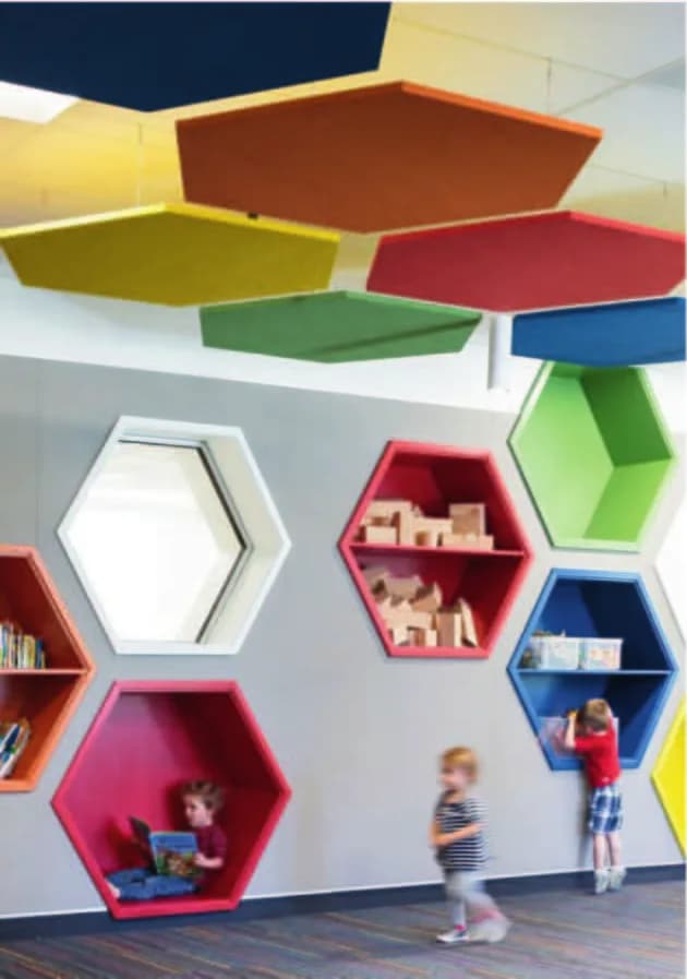 Feltro IS HEX / HEXO Šešiakampė akustinė lubų sala – interjere